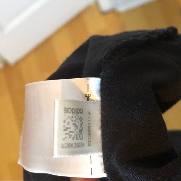 Adidas tshirt eith flowers in the front size large - Picture 5 of 5